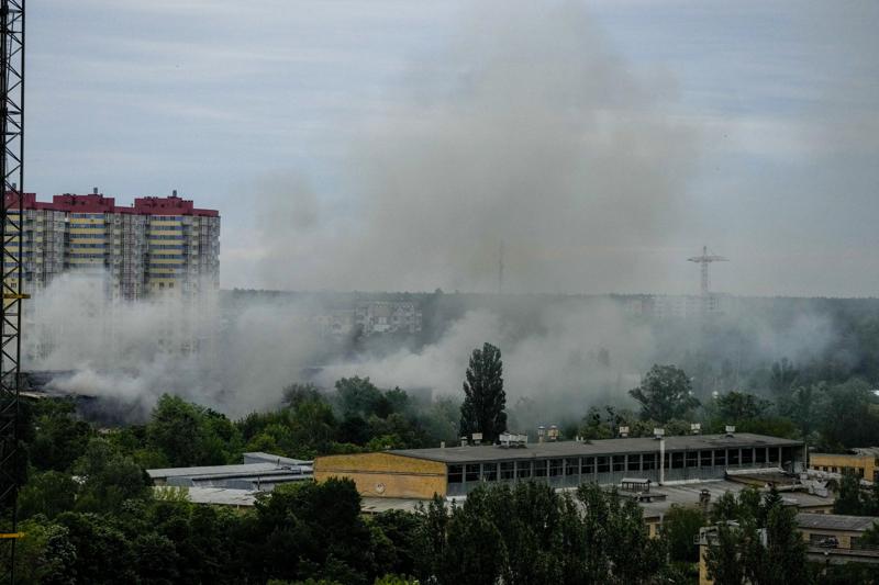 Nóng: Nga bất ngờ oanh kích Kiev bằng 5 quả tên lửa hành trình - Ảnh 1.