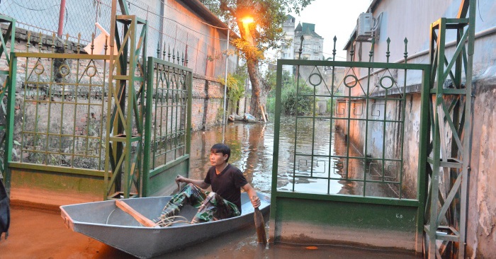 Tragedy, hundreds of people in the inner city of Hanoi had to take a boat on the road after heavy rain