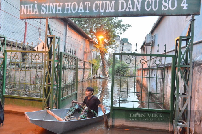 Hundreds of people in the inner city of Hanoi had to go by boat on the road, their lives turned upside down after a week of heavy rain - Photo 6.