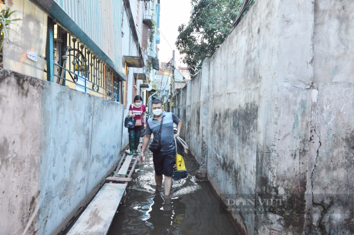 Hàng trăm người dân ở nội đô Hà Nội phải đi thuyền trên đường, cuộc sống đảo lộn sau mưa lớn 1 tuần - Ảnh 3.