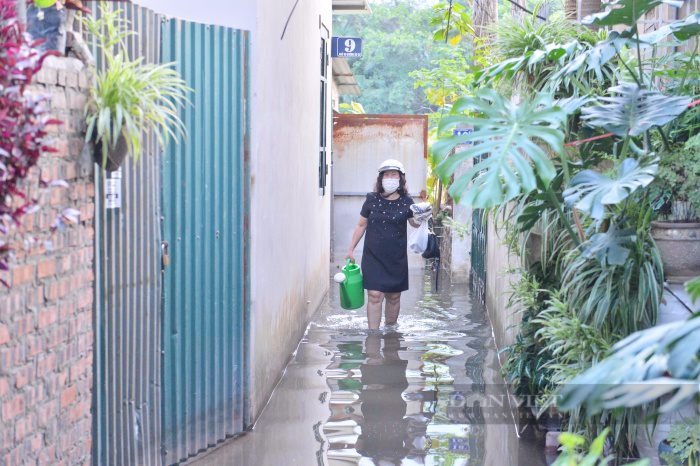 Hàng trăm người dân ở nội đô Hà Nội phải đi thuyền trên đường, cuộc sống đảo lộn sau mưa lớn 1 tuần - Ảnh 4.