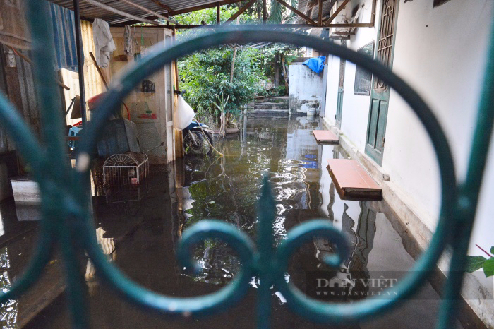 Hàng trăm người dân ở nội đô Hà Nội phải đi thuyền trên đường, cuộc sống đảo lộn sau mưa lớn 1 tuần - Ảnh 12.