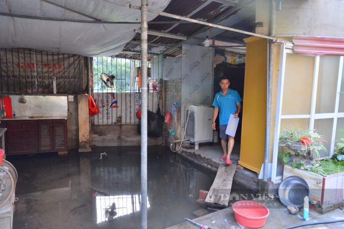 Hundreds of people in the inner city of Hanoi had to go by boat on the road, their lives turned upside down after a week of heavy rain - Photo 9.