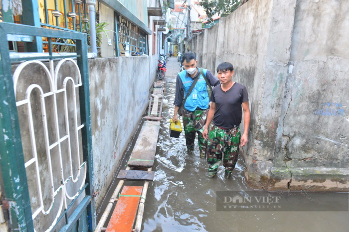Hundreds of people in the inner city of Hanoi had to go by boat on the road, their lives turned upside down after a week of heavy rain - Photo 7.