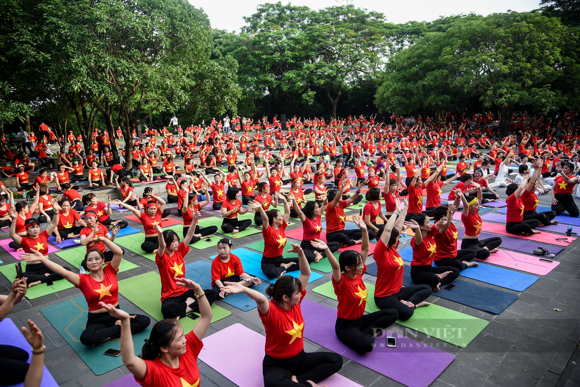 Hơn 1.000 người tham gia đồng diễn nhân kỷ niệm ngày quốc tế Yoga tại Hà Nội - Ảnh 3.