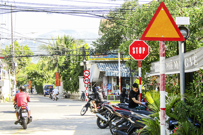 Biển báo nền vàng viền đỏ là loại biển báo nguy hiểm giao thông phổ biến tại Việt Nam. Việc nhận biết và hiểu ý nghĩa của các biển báo này rất quan trọng để đảm bảo an toàn giao thông. Hãy xem hình ảnh liên quan để tìm hiểu thêm về các loại biển báo đường bộ và biết cách nhận diện chúng một cách chính xác.