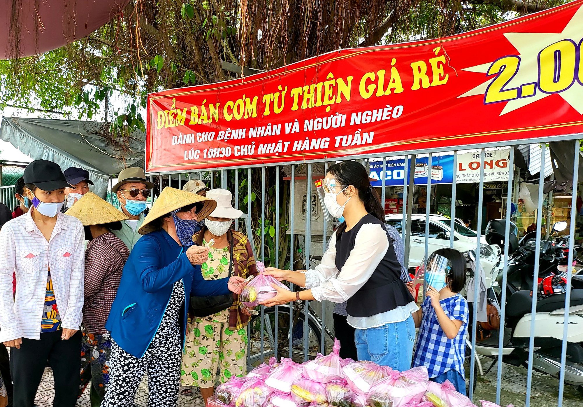 Những suất cơm ấm lòng dành cho người có hoàn cảnh khó khăn - Ảnh 1.