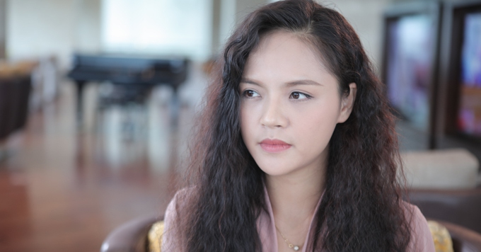 Thu Quynh revealed a new look with ruffled hair in the role of a female investigator