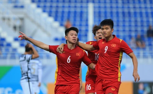 Clip: Tiến Long lập công quân bình tỷ số cho U23 Việt Nam - Ảnh 1.