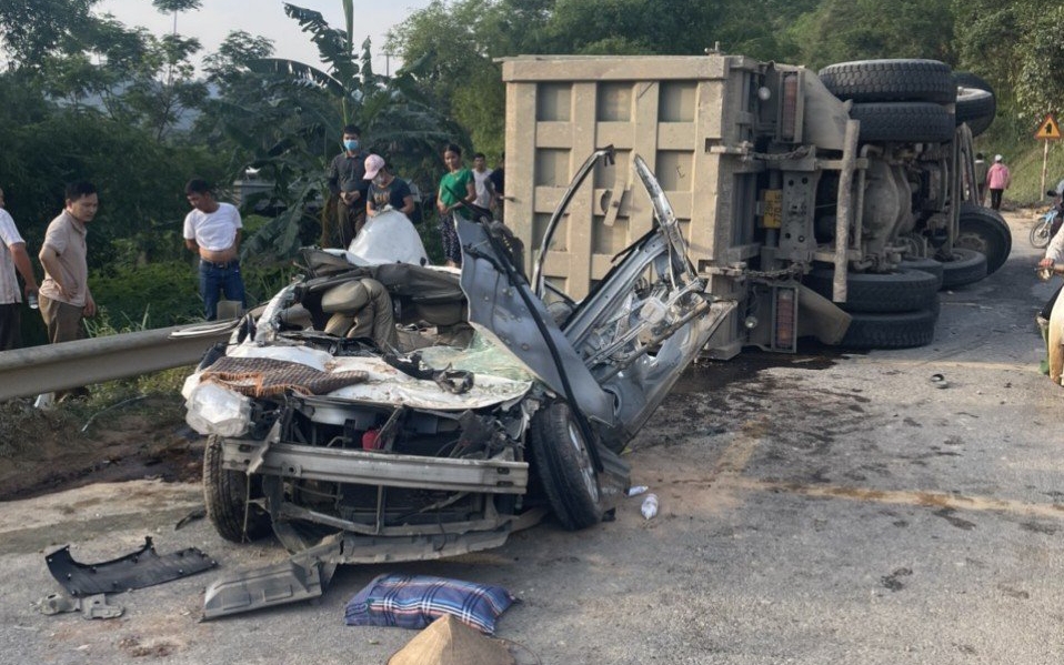Vụ xe tải chở đất lật đè chết 3 người trong xe con: Ai chịu trách nhiệm?