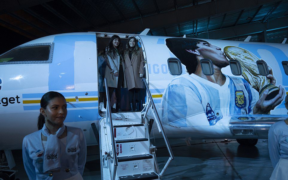 A special plane, a “mobile museum” dedicated to Maradona