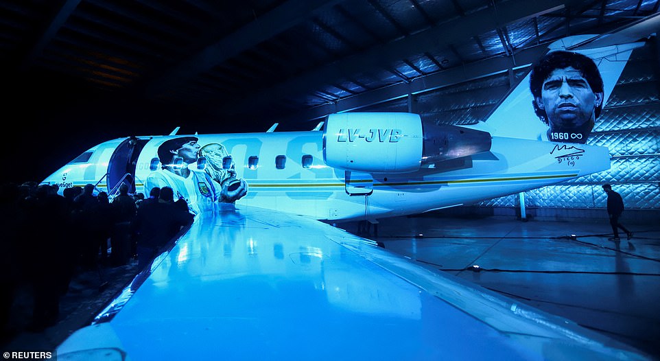 Chiếc máy bay đặc biệt, &quot;bảo tàng di động&quot; tri ân Maradona - Ảnh 1.