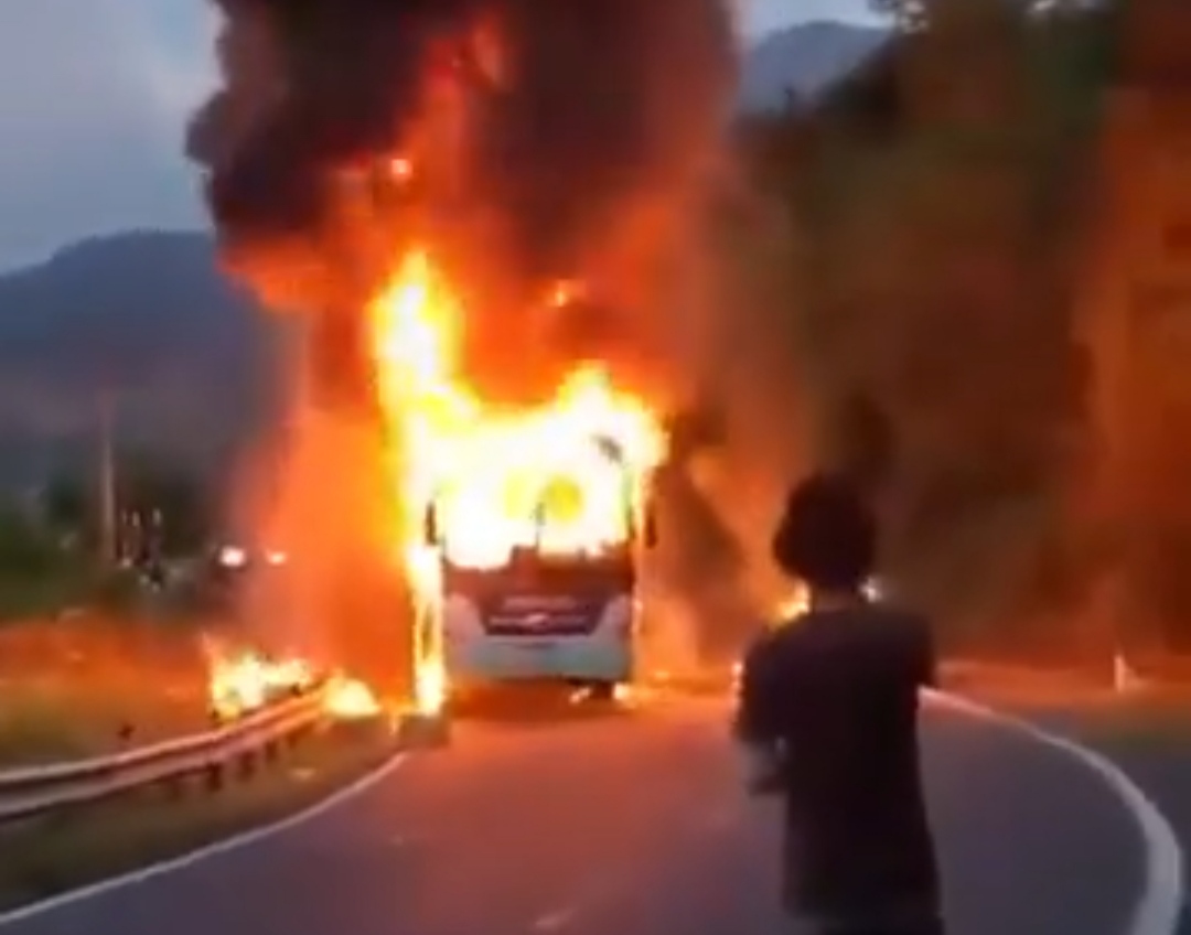 Khánh Hòa: Xe khách bất ngờ cháy rụi ở đèo Khánh Lê - Ảnh 1.