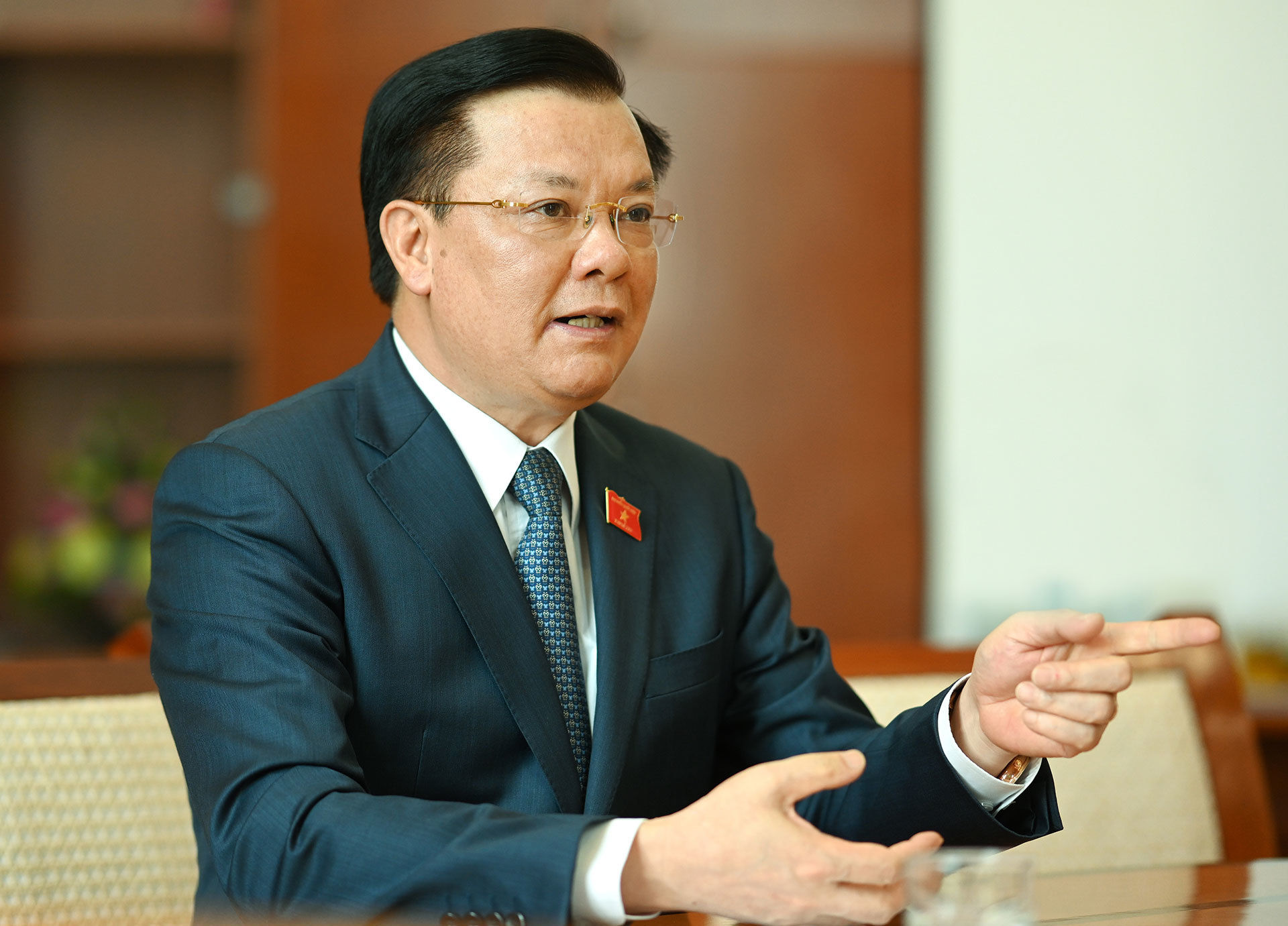 Bí thư Thành ủy Hà Nội: &quot;Có chủ trương nhưng chính sách không tạo điều kiện thực hiện bằng đánh đố&quot; - Ảnh 1.