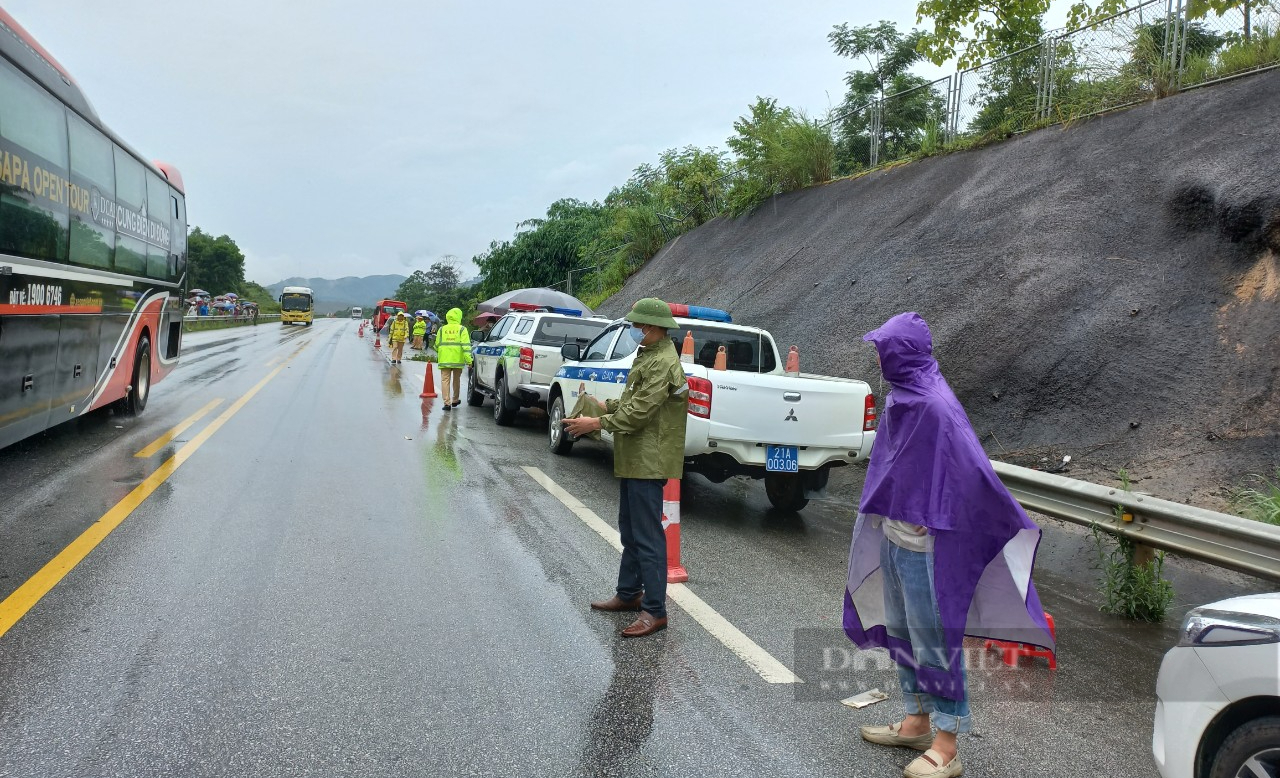 Tai nạn nghiêm trọng trên cao tốc Nội Bài - Lào Cai làm 6 người thương vong - Ảnh 1.