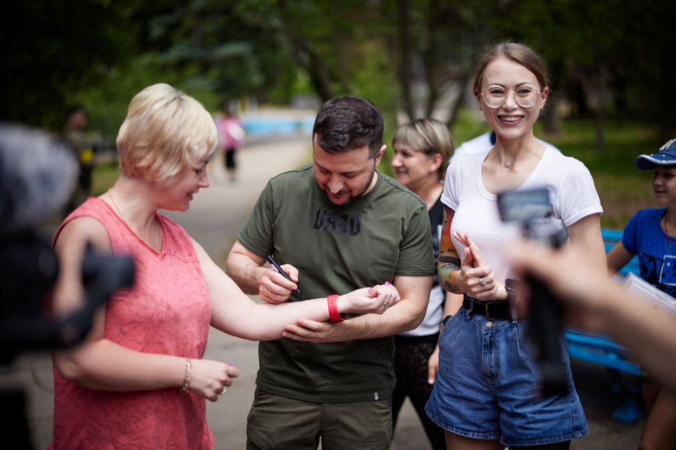 The President of Ukraine visits the front lines near Sievierodonetsk - Photo 1.