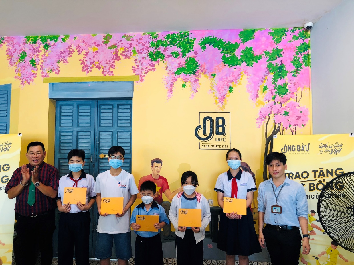 Quỹ Phát triển Tài năng Việt của Ông Bầu trao học bổng cho học sinh giỏi vượt khó trên địa bàn TP.HCM - Ảnh 1.