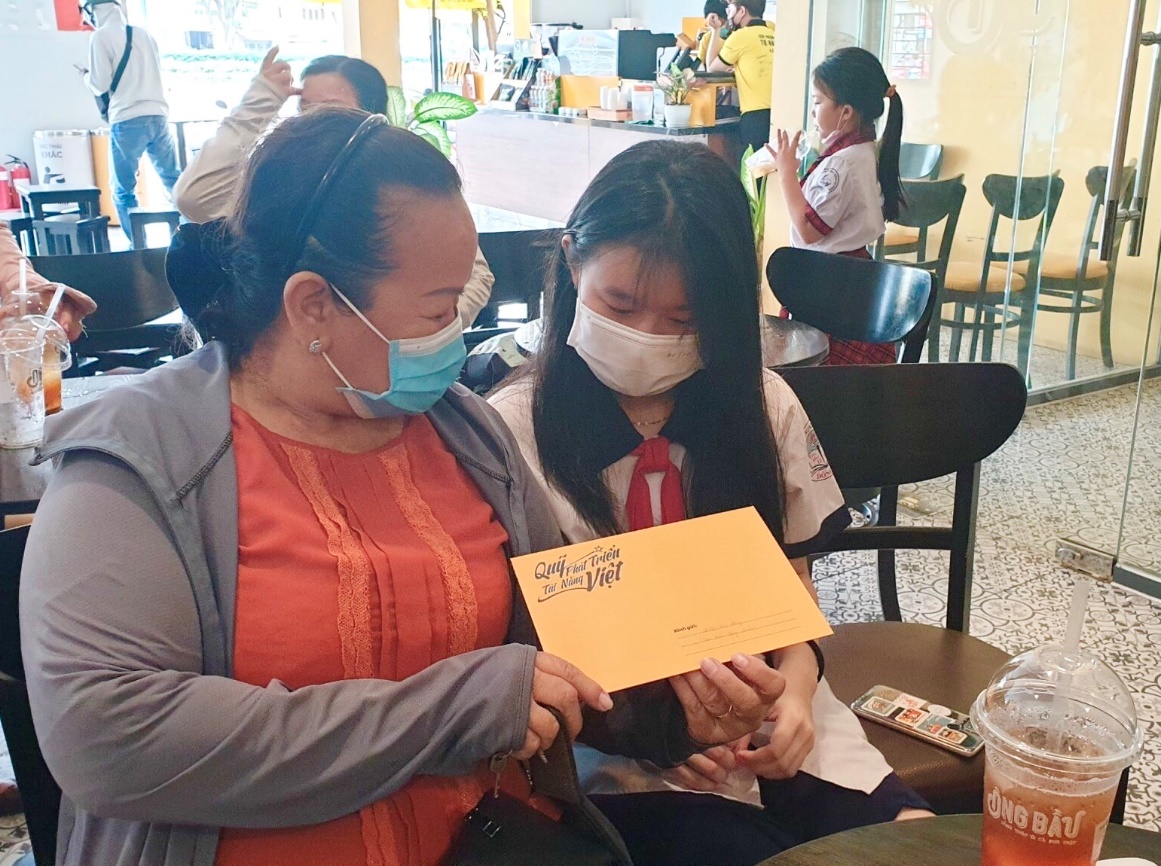 Quỹ Phát triển Tài năng Việt của Ông Bầu trao học bổng cho học sinh giỏi vượt khó trên địa bàn TP.HCM - Ảnh 3.