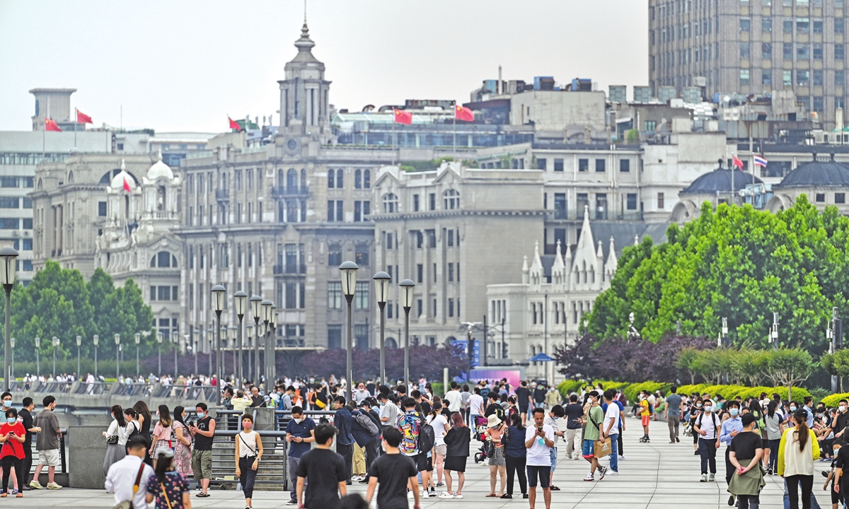 Thượng Hải mở cửa trở lại, các tín đồ hàng hiệu chi tiêu "phục thù" - Ảnh 2. photo 1654523190525 16545231929031106682213 Thượng Hải mở cửa trở lại, các tín đồ hàng hiệu chi tiêu phục thù