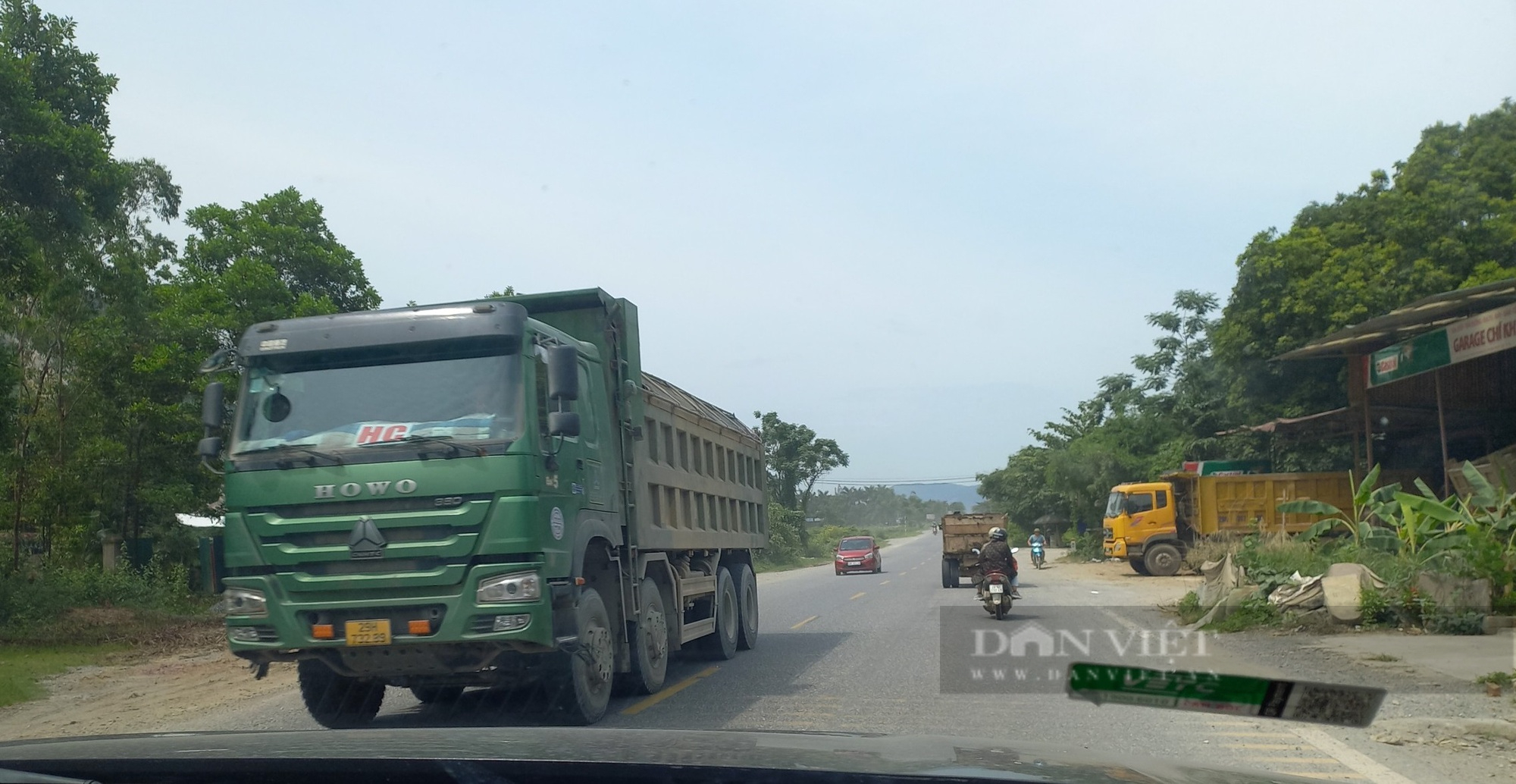 Sau vụ xe tải lật đè ô tô con ở Hòa Bình: Xe quá khổ, dấu hiệu quá tải vẫn nườm nượp trên đường - Ảnh 4.