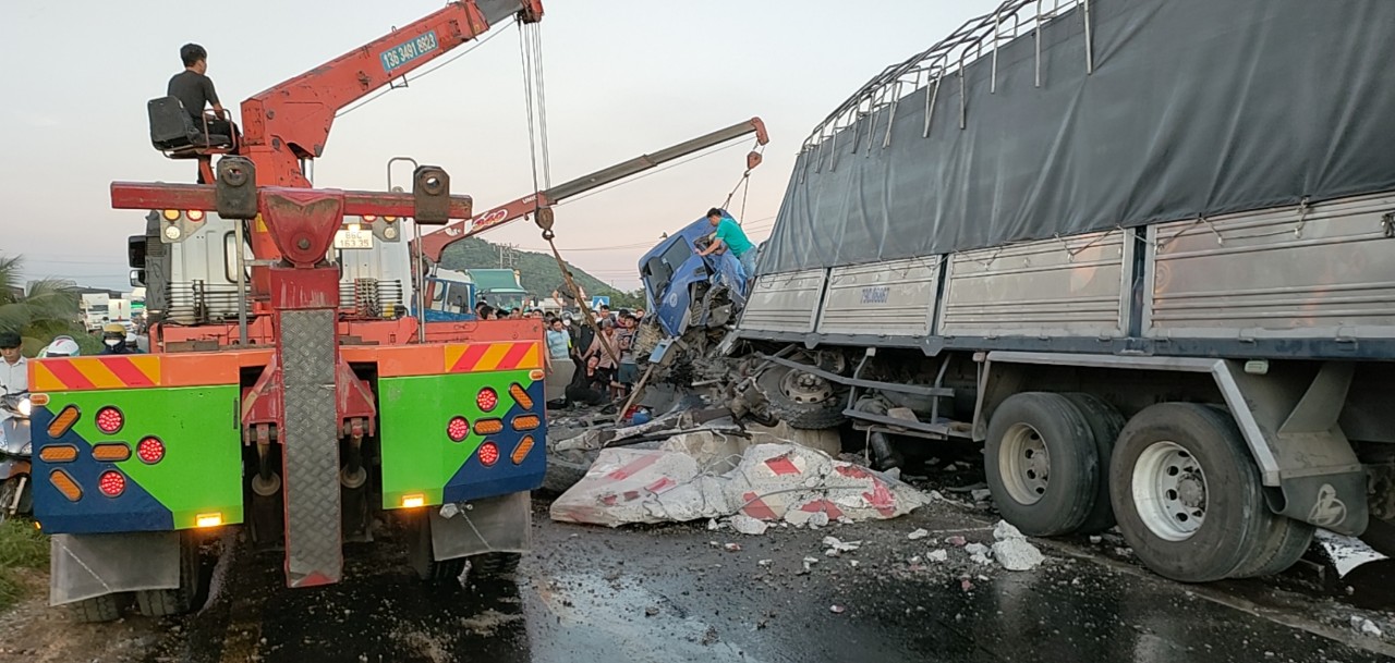 Bình Thuận: Xe tải chở đá tông dải phân cách trên Quốc lộ 1A, tài xế và phụ xe mắc trong ca bin   - Ảnh 1.