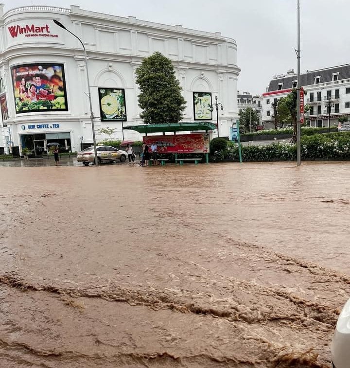 Thành phố Sơn La ngập nặng sau cơn mưa, xe cộ &quot;bơi&quot; trong nước - Ảnh 5.