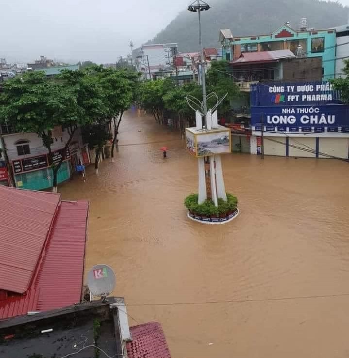 Thành phố Sơn La ngập nặng sau cơn mưa, xe cộ &quot;bơi&quot; trong nước - Ảnh 6.