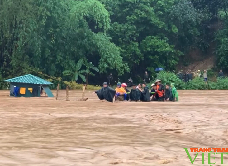 Hàng trăm cán bộ, chiến sĩ hỗ trợ người dân trong lũ ở Sơn La - Ảnh 5.