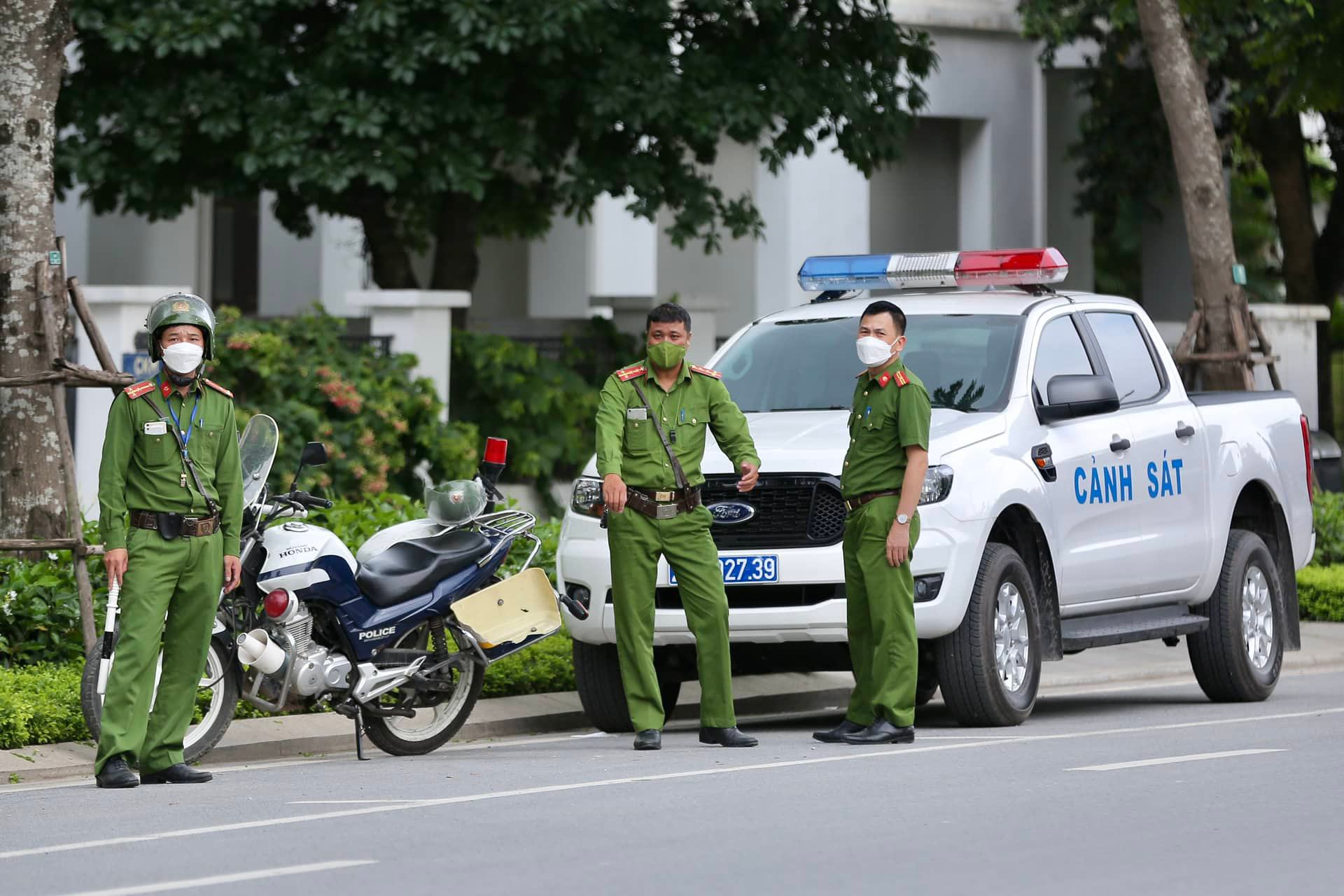 Công an, Viện Kiểm sát xuất hiện tại Bộ Y tế, nhà ông Nguyễn Thanh Long và ông Chu Ngọc Anh - Ảnh 4.