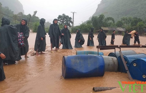 Hàng trăm cán bộ, chiến sỹ hỗ trợ người dân trong lũ ở Sơn La - Ảnh 4.