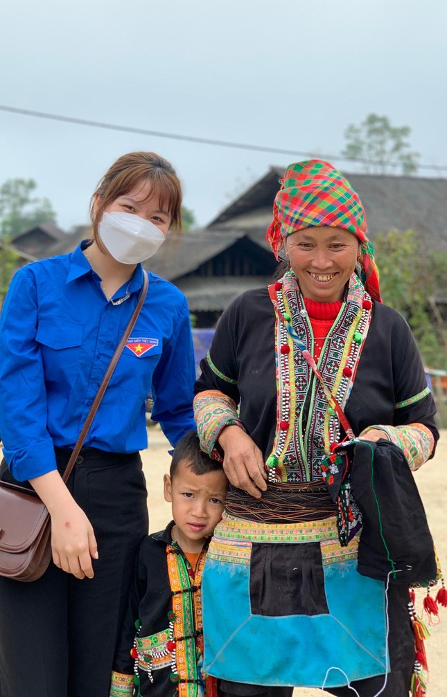 Nữ sinh người dân tộc Tày là đảng viên, 12 năm phổ thông và 4 năm đại học làm lớp trưởng - Ảnh 5.