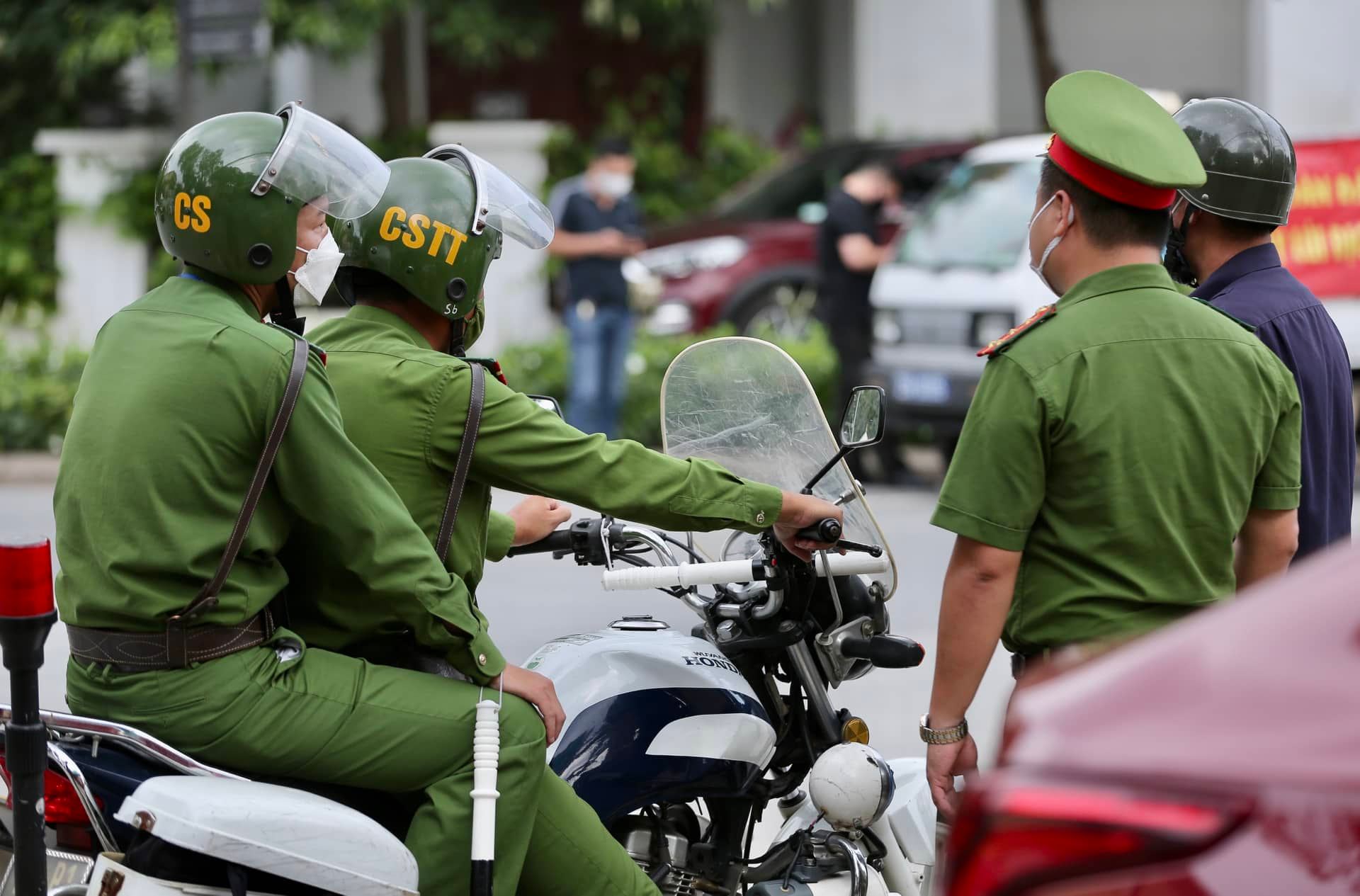 Công an, Viện Kiểm sát xuất hiện tại Bộ Y tế, nhà ông Nguyễn Thanh Long và ông Chu Ngọc Anh - Ảnh 3.