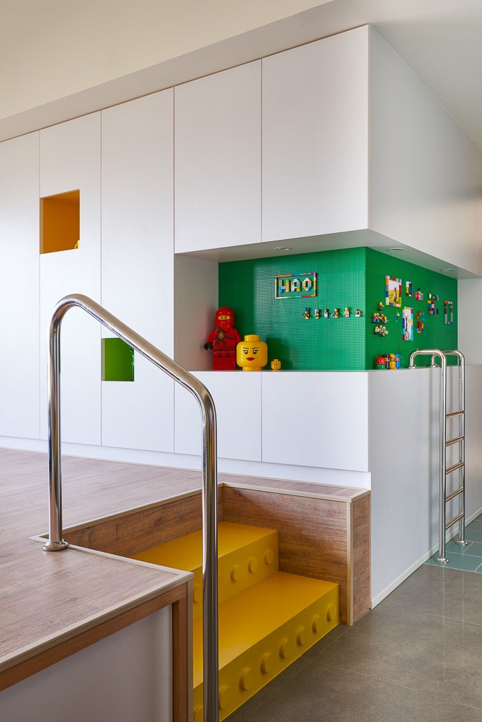 Beautiful apartment inspired by lego toys - Photo 10.