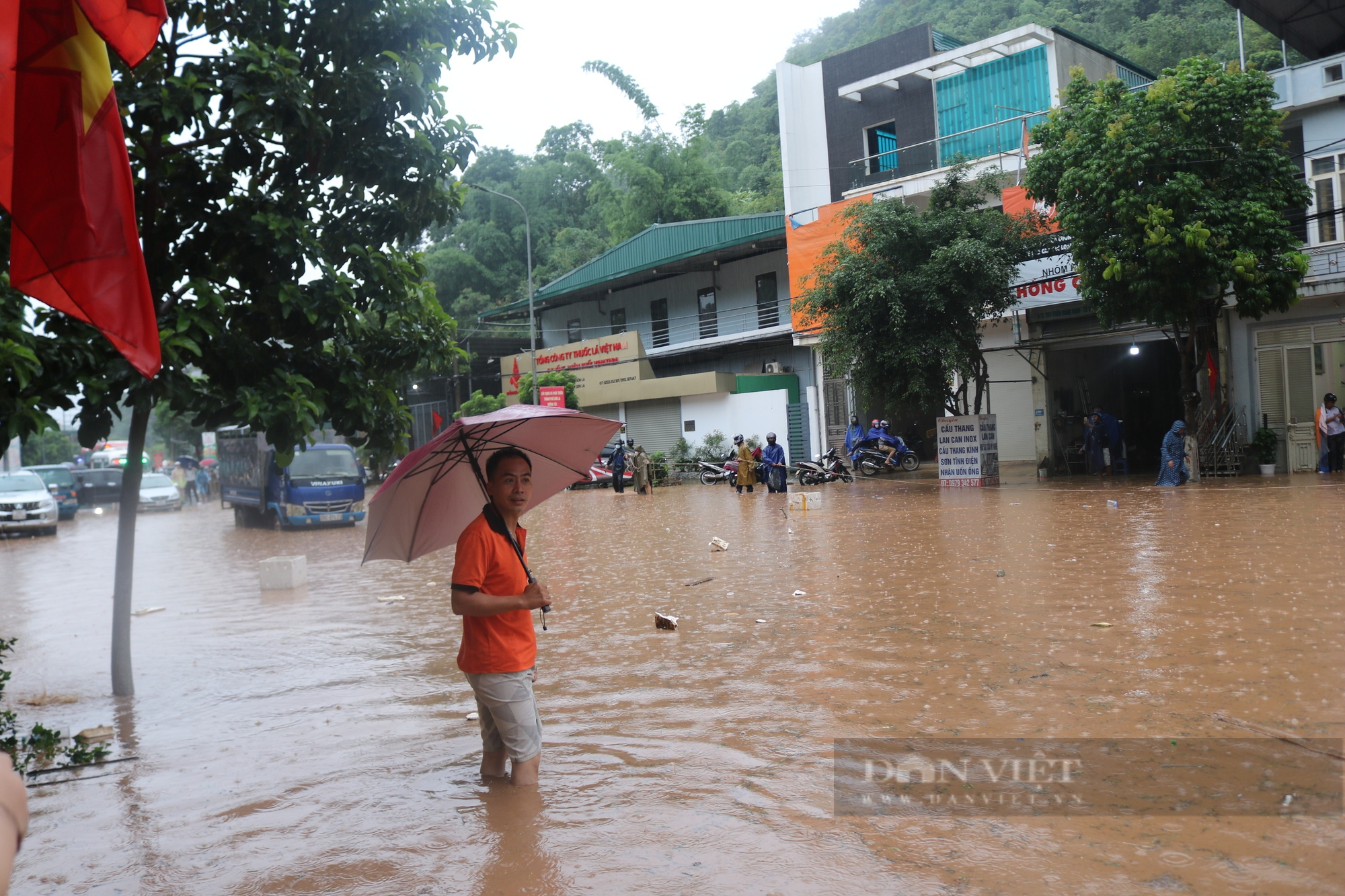 Đường phố thành phố Sơn La ngập nặng sau cơn mưa, xe cộ &quot;bơi&quot; trong nước - Ảnh 3.