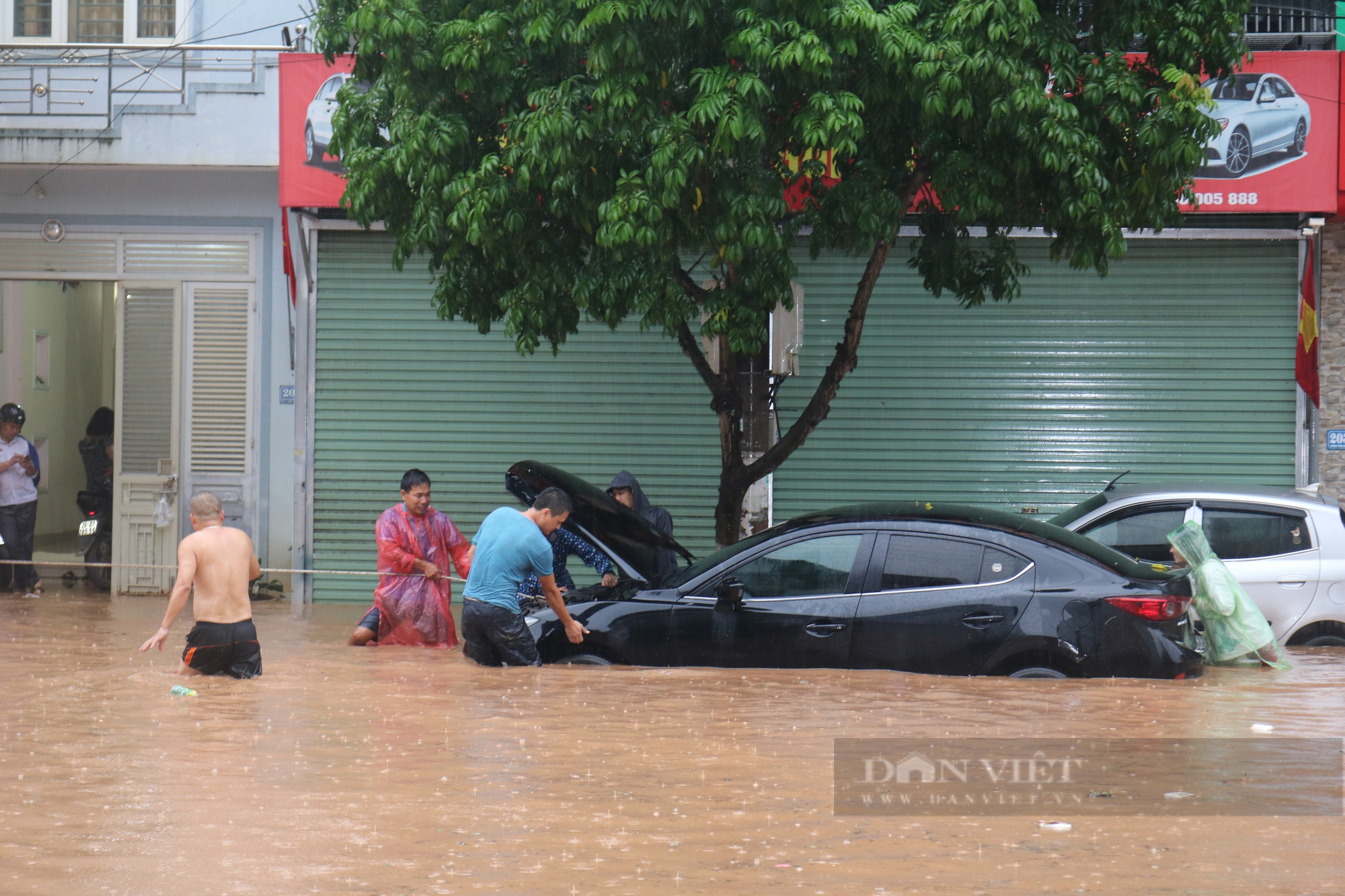 Đường phố thành phố Sơn La ngập nặng sau cơn mưa, xe cộ &quot;bơi&quot; trong nước - Ảnh 4.