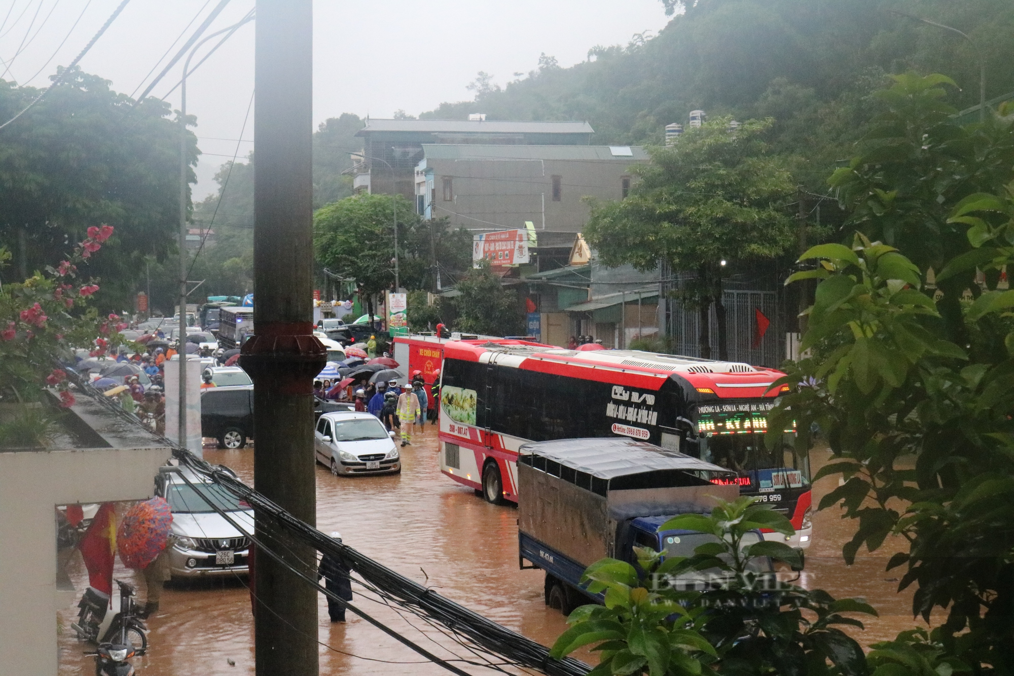 Đường phố thành phố Sơn La ngập nặng sau cơn mưa, xe cộ &quot;bơi&quot; trong nước - Ảnh 5.