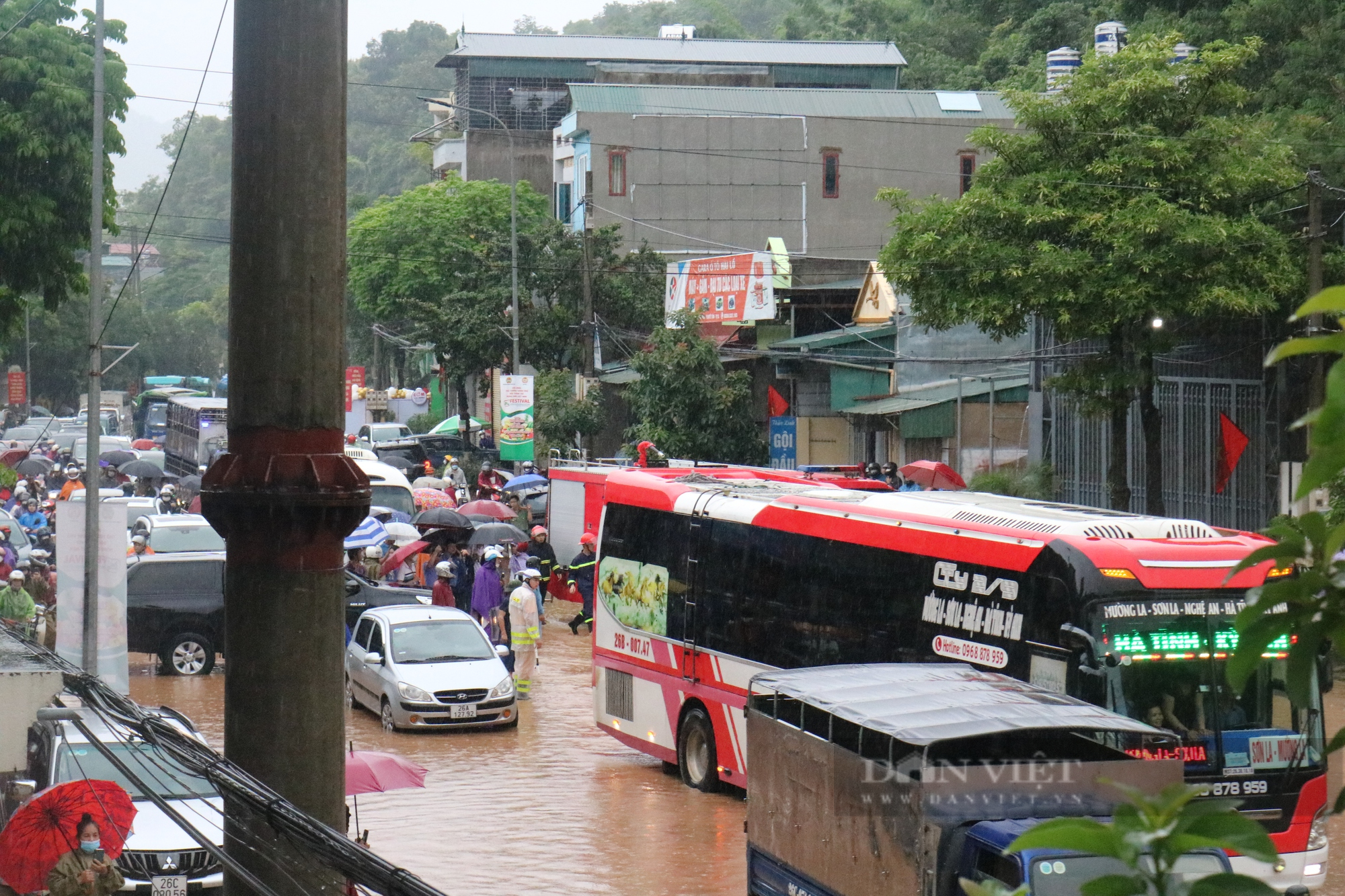 Đường phố thành phố Sơn La ngập nặng sau cơn mưa, xe cộ &quot;bơi&quot; trong nước - Ảnh 6.