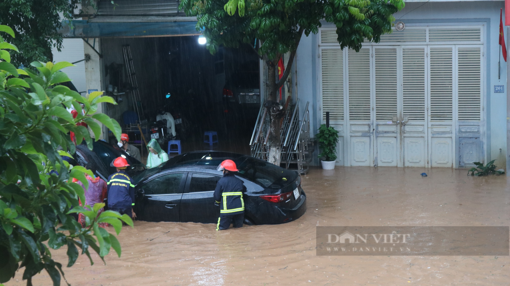 Đường phố thành phố Sơn La ngập nặng sau cơn mưa, xe cộ &quot;bơi&quot; trong nước - Ảnh 7.