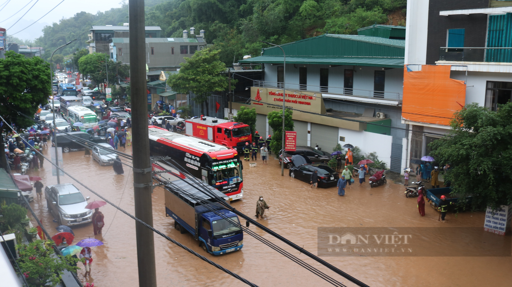Đường phố thành phố Sơn La ngập nặng sau cơn mưa, xe cộ &quot;bơi&quot; trong nước - Ảnh 8.