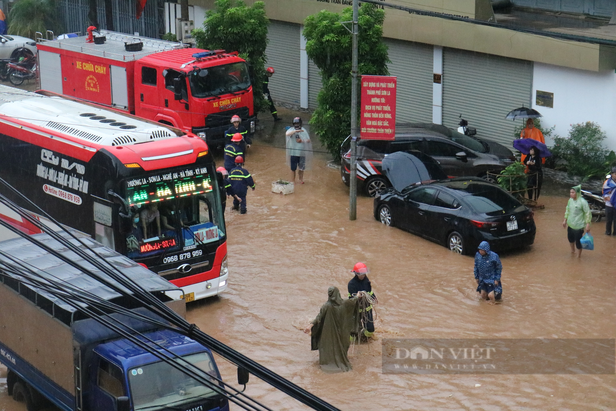 Đường phố thành phố Sơn La ngập nặng sau cơn mưa, xe cộ &quot;bơi&quot; trong nước - Ảnh 9.