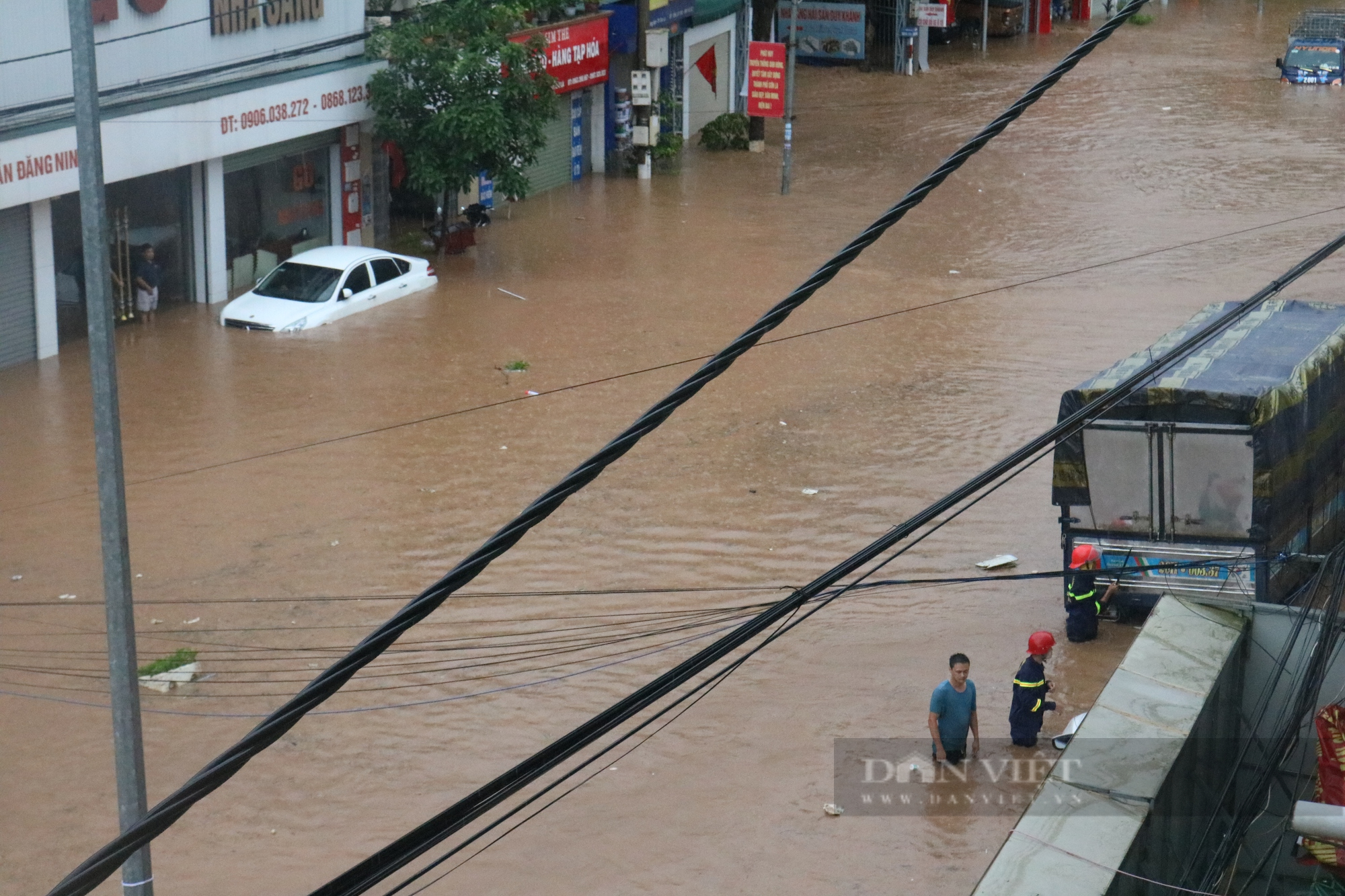 Gần 1.000 thí sinh thi tuyển vào lớp 10 Trường THPT Chuyên Sơn La bị ảnh hưởng do mưa ngập  - Ảnh 2.