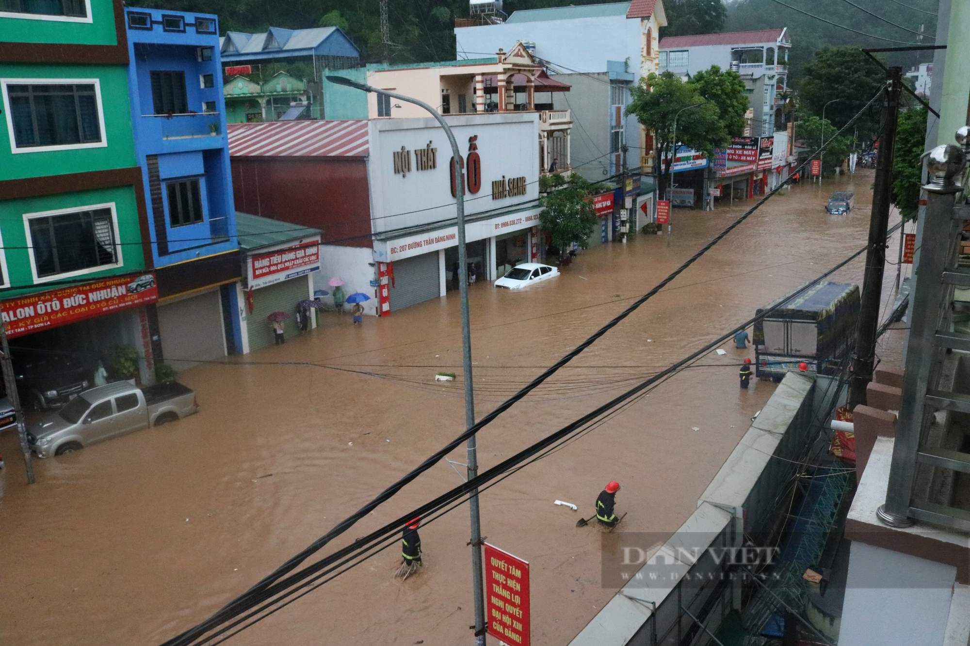 Đường phố thành phố Sơn La ngập nặng sau cơn mưa, xe cộ &quot;bơi&quot; trong nước - Ảnh 12.