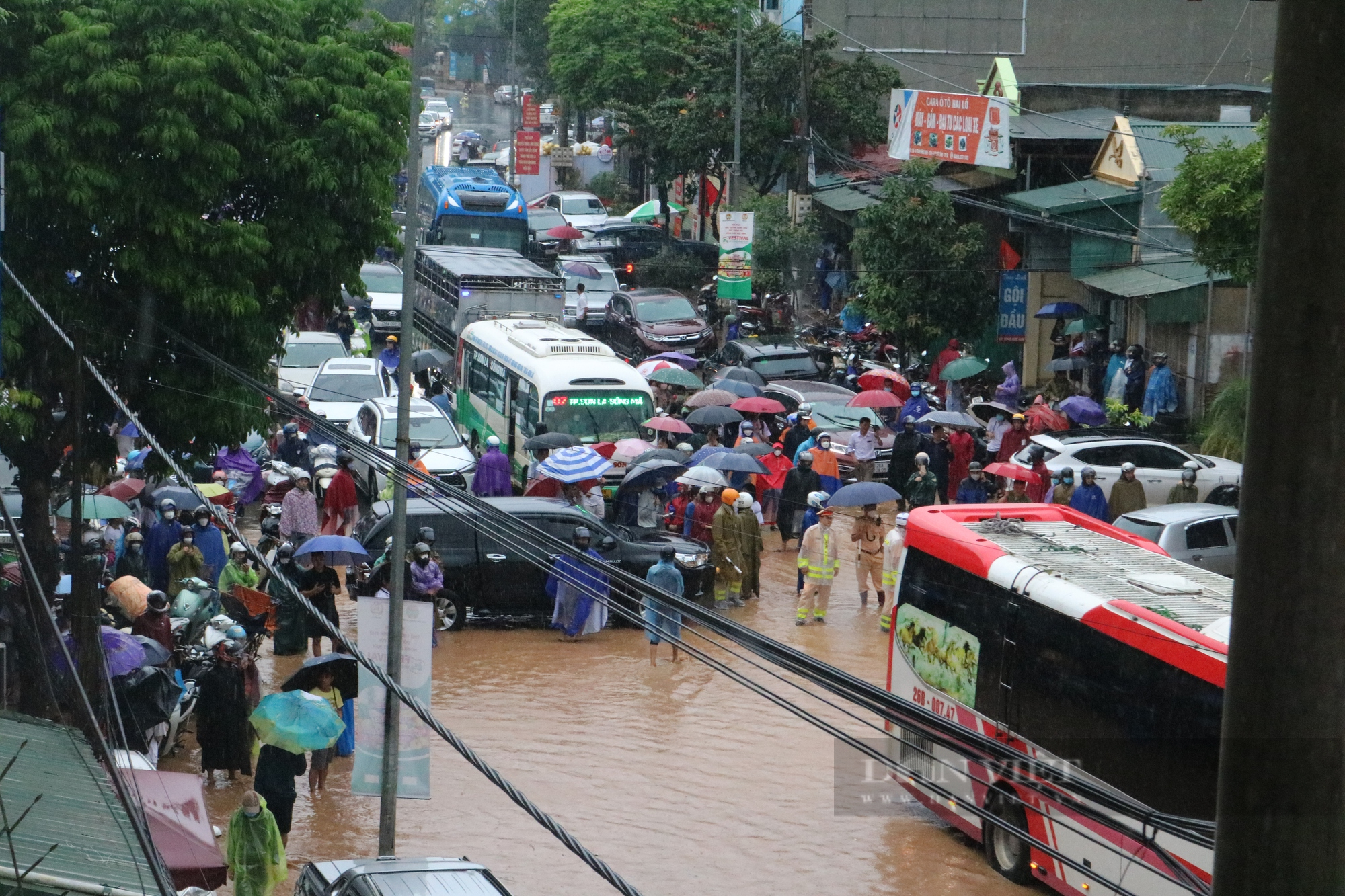 Đường phố thành phố Sơn La ngập nặng sau cơn mưa, xe cộ &quot;bơi&quot; trong nước - Ảnh 13.