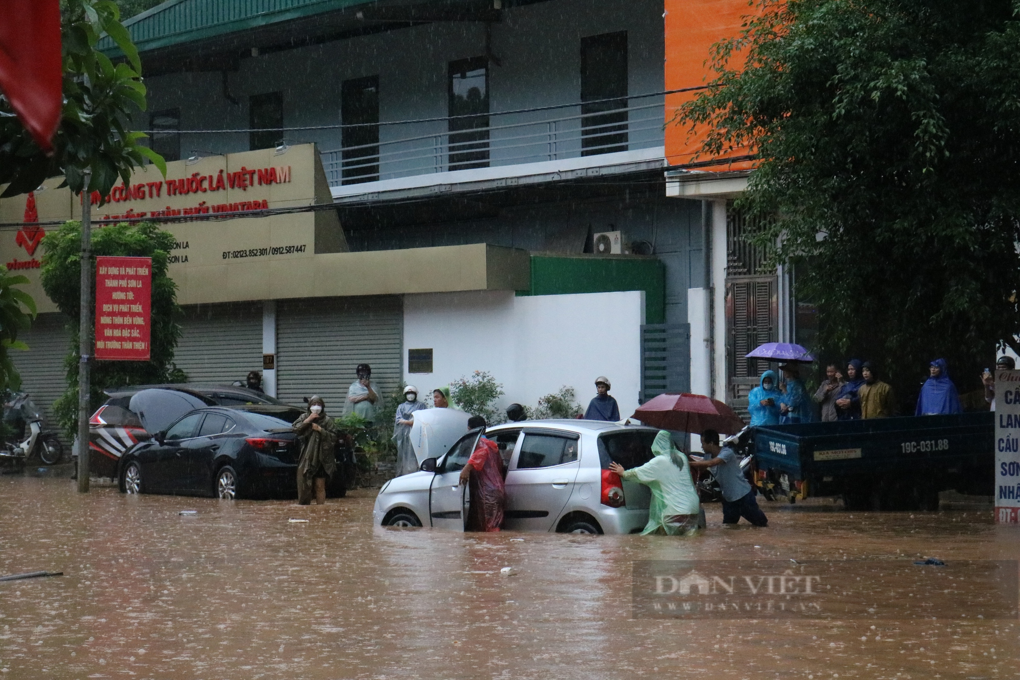 Đường phố thành phố Sơn La ngập nặng sau cơn mưa, xe cộ &quot;bơi&quot; trong nước - Ảnh 15.