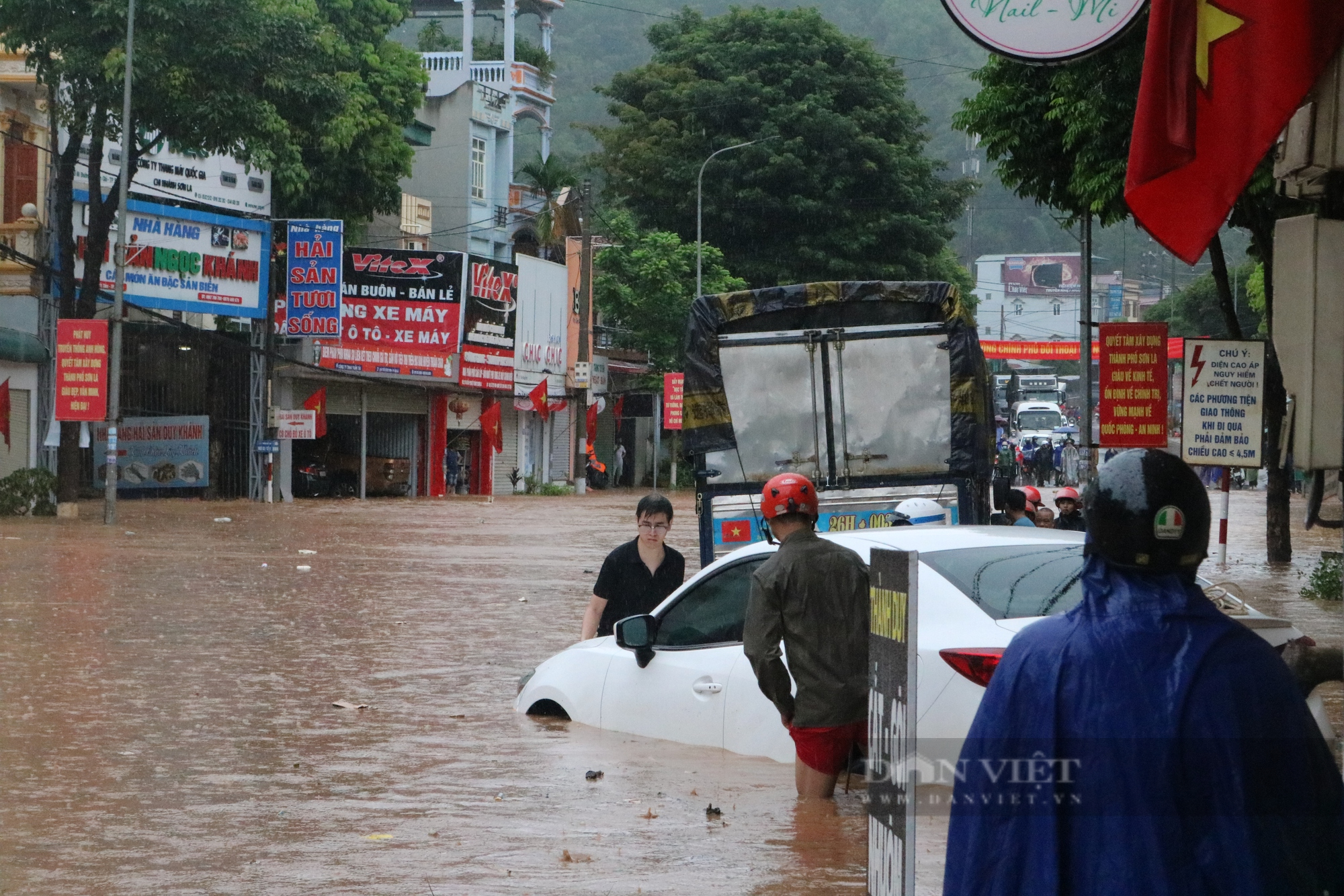 Đường phố thành phố Sơn La ngập nặng sau cơn mưa, xe cộ &quot;bơi&quot; trong nước - Ảnh 16.