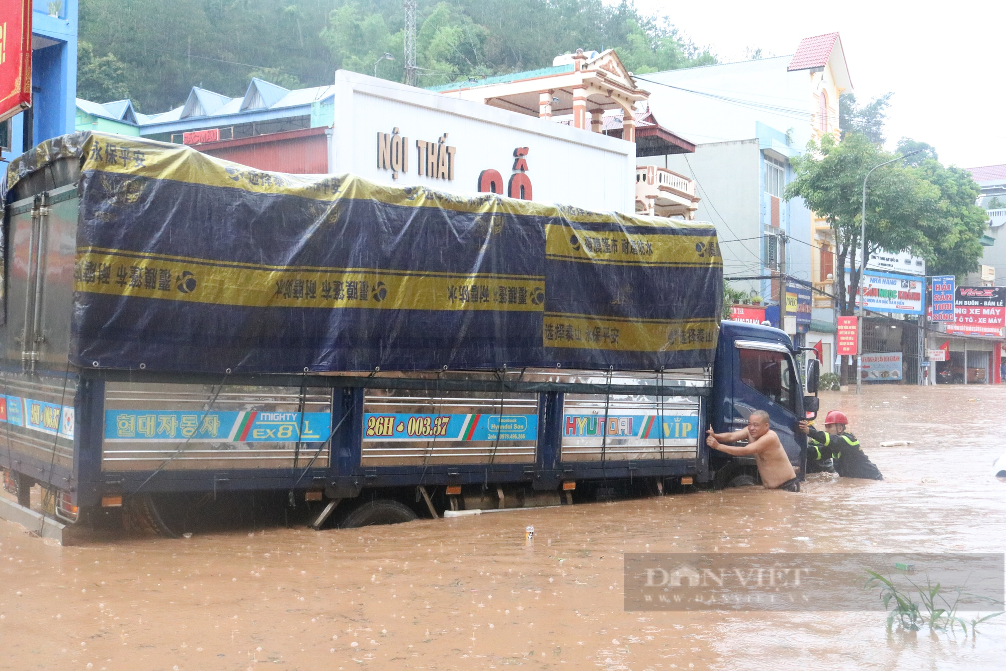 Đường phố thành phố Sơn La ngập nặng sau cơn mưa, xe cộ &quot;bơi&quot; trong nước - Ảnh 17.