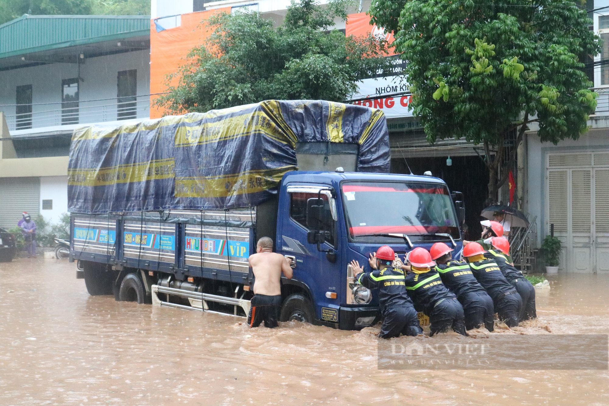 Đường phố thành phố Sơn La ngập nặng sau cơn mưa, xe cộ &quot;bơi&quot; trong nước - Ảnh 18.