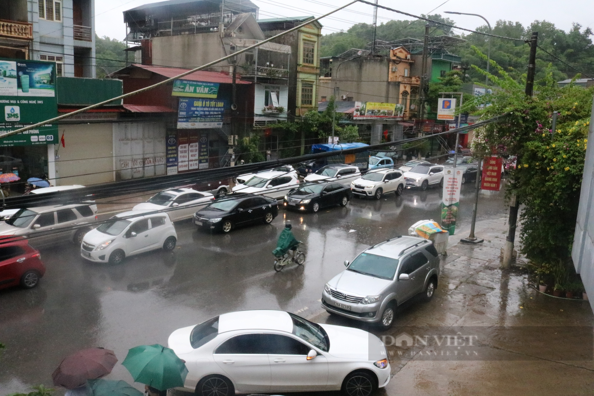 Đường phố thành phố Sơn La ngập nặng sau cơn mưa, xe cộ &quot;bơi&quot; trong nước - Ảnh 19.