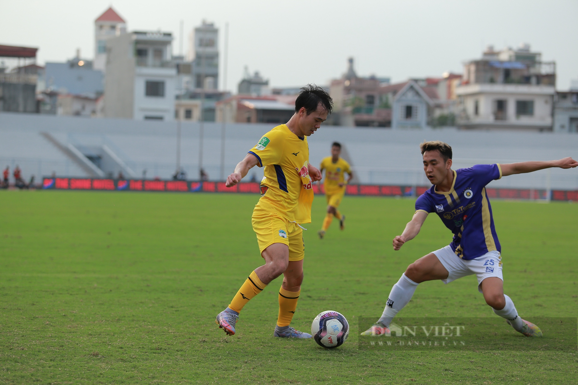 Văn Toàn khoe cơ bụng 6 múi khi bị Thành Chung túm rách áo - Ảnh 2.