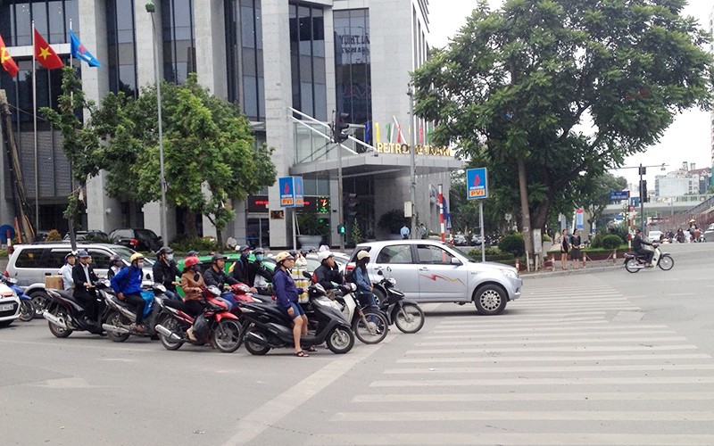 Penalties for crossing the road markings when stopping at a red light that drivers should know